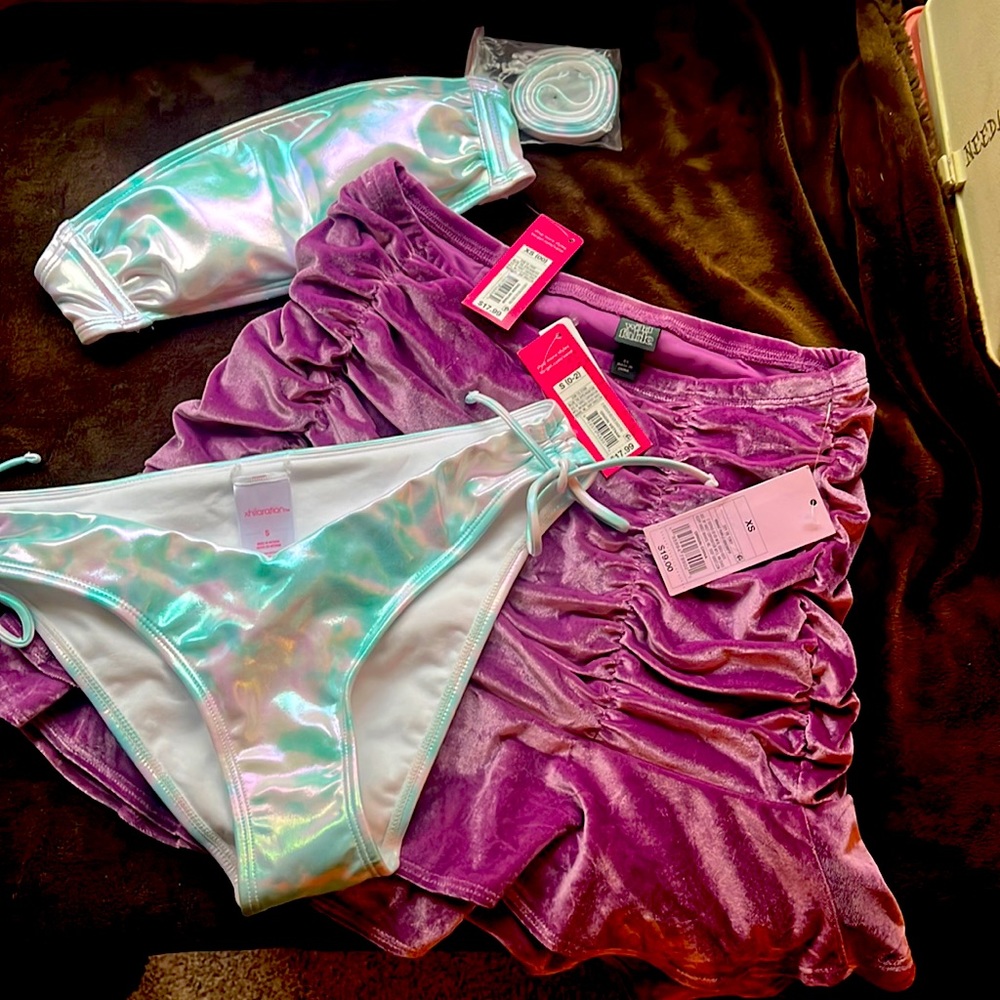 Brand new super cute swimsuit comes with straps and a cute skirt to coverup